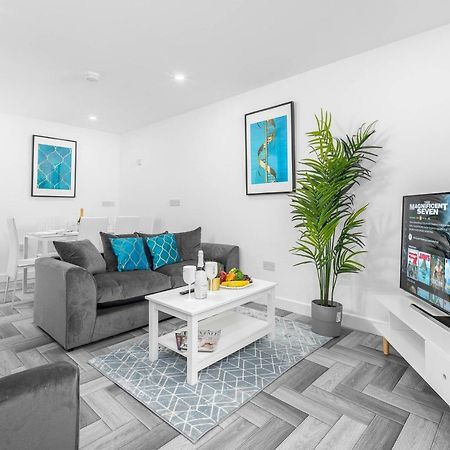 5 Bedroom House - 10 Guests - Multiple Off Street Parking - Garden - Smart Tv - Wifi - Contractors - Families - Groups 버밍엄 외부 사진