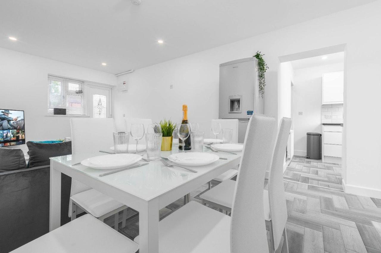 5 Bedroom House - 10 Guests - Multiple Off Street Parking - Garden - Smart Tv - Wifi - Contractors - Families - Groups 버밍엄 외부 사진
