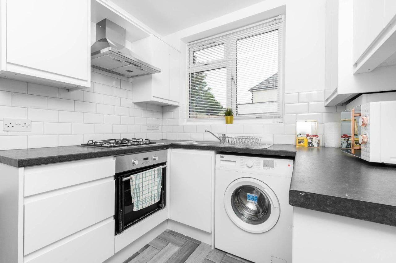 5 Bedroom House - 10 Guests - Multiple Off Street Parking - Garden - Smart Tv - Wifi - Contractors - Families - Groups 버밍엄 외부 사진