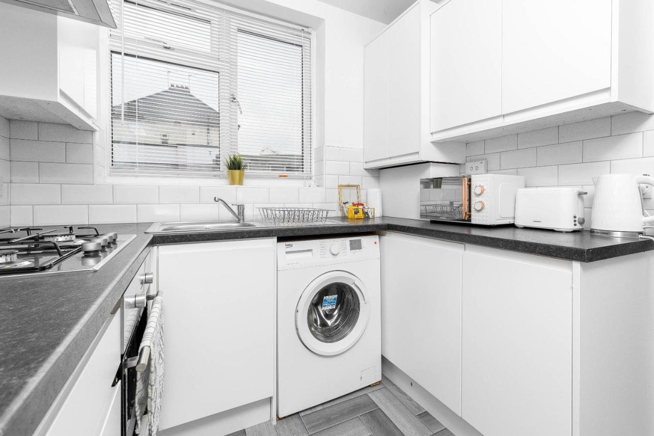 5 Bedroom House - 10 Guests - Multiple Off Street Parking - Garden - Smart Tv - Wifi - Contractors - Families - Groups 버밍엄 외부 사진