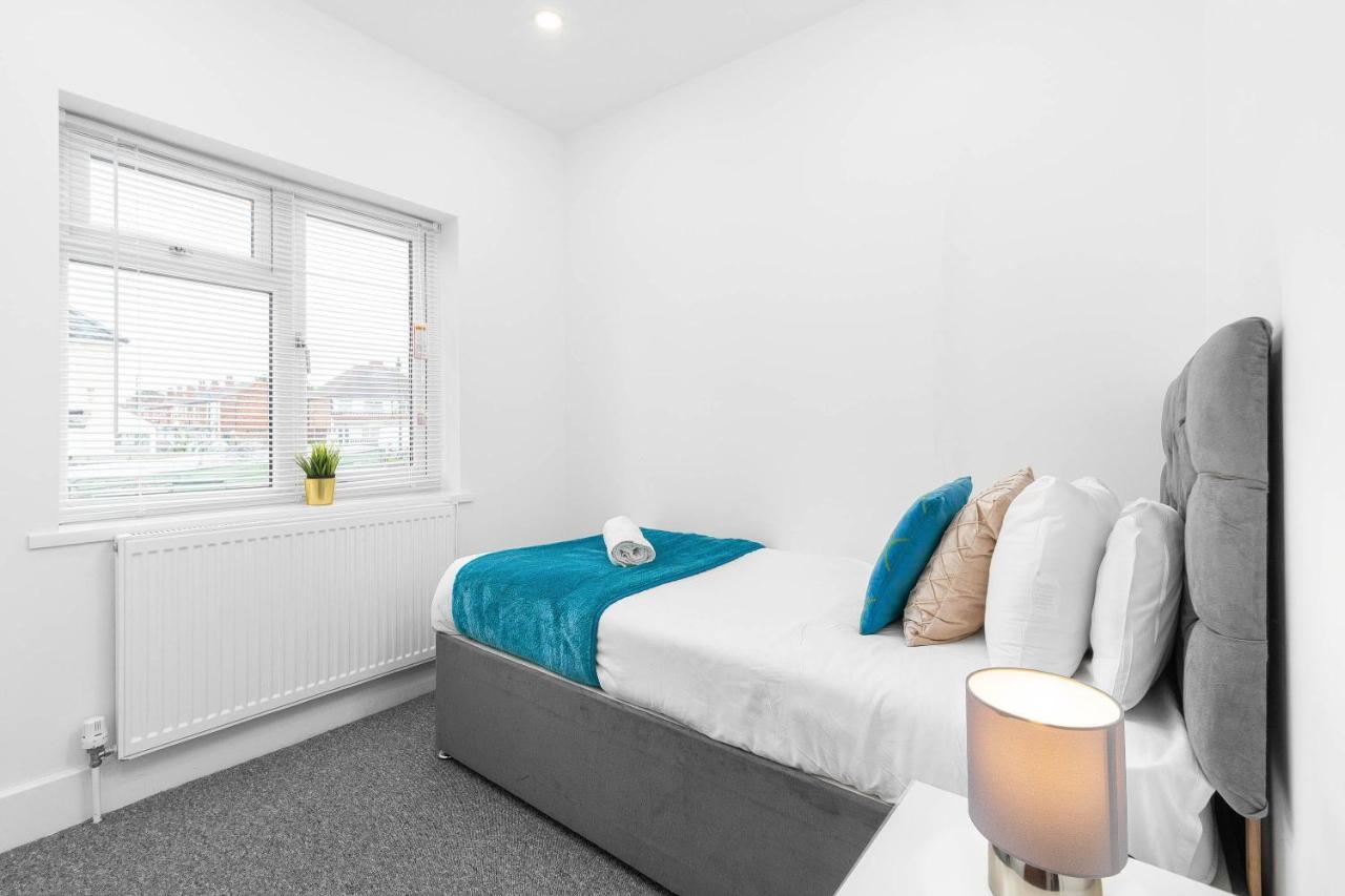 5 Bedroom House - 10 Guests - Multiple Off Street Parking - Garden - Smart Tv - Wifi - Contractors - Families - Groups 버밍엄 외부 사진