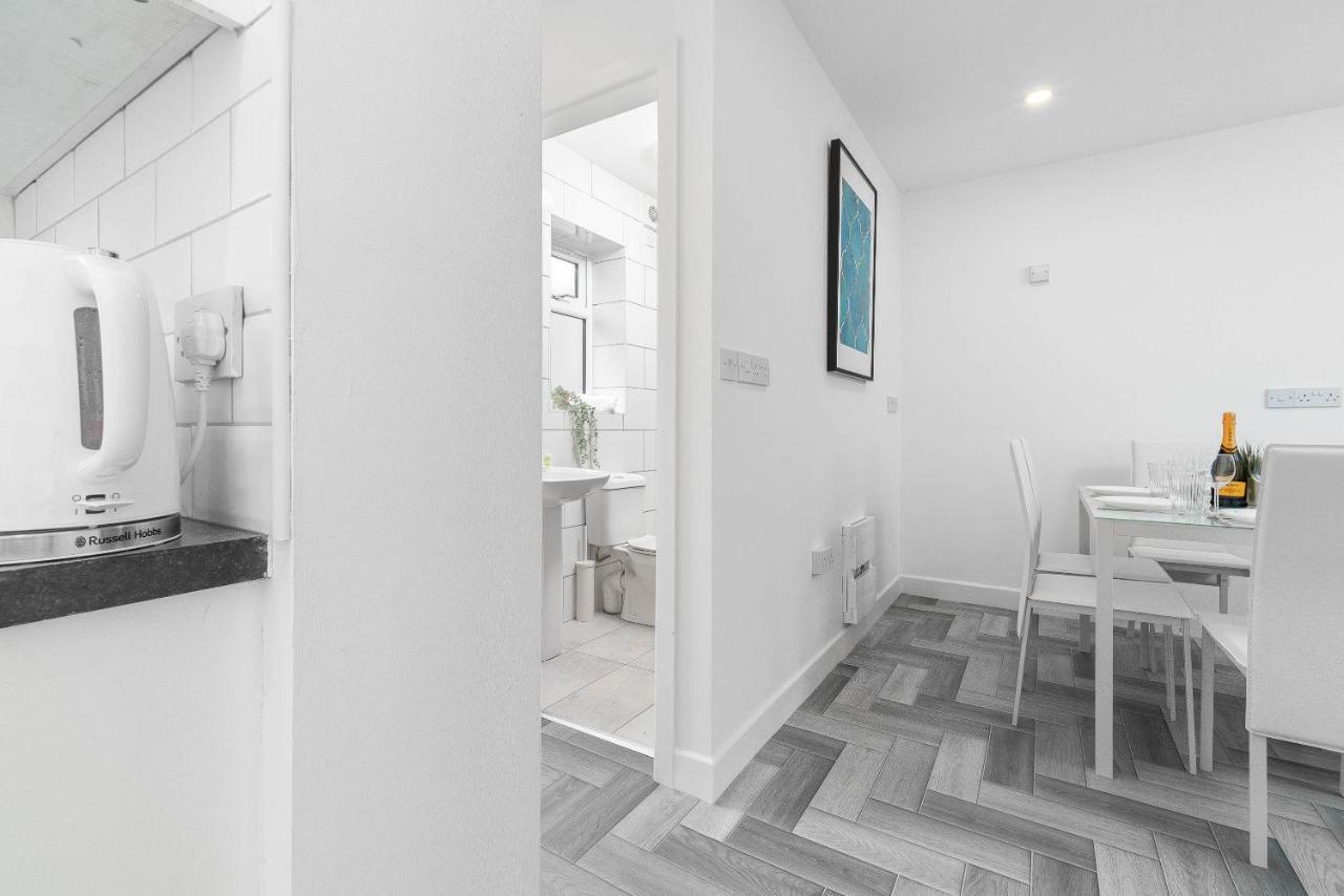 5 Bedroom House - 10 Guests - Multiple Off Street Parking - Garden - Smart Tv - Wifi - Contractors - Families - Groups 버밍엄 외부 사진